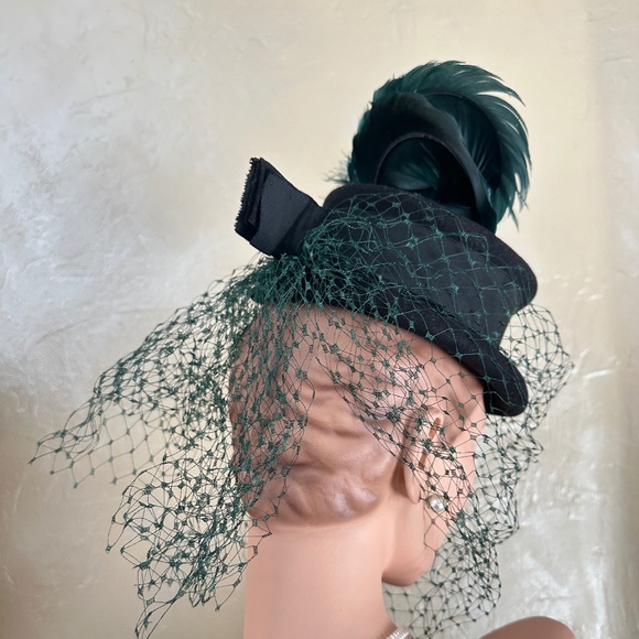 GLORIOUS 1940s' BLACK FELT TILT HAT - Picture 6 of 13